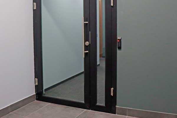 Стеклянные двери из алюминиевого профиля