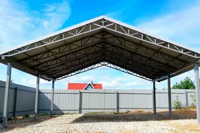 Навес из металлопрофиля для авто под дерево