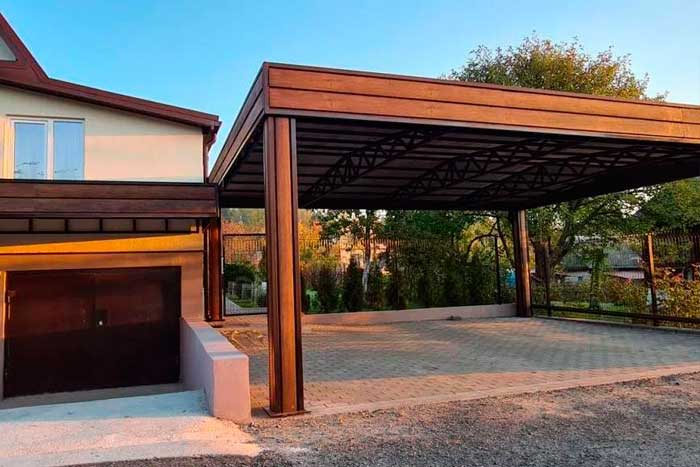 Навес из металлопрофиля для машины под дерево